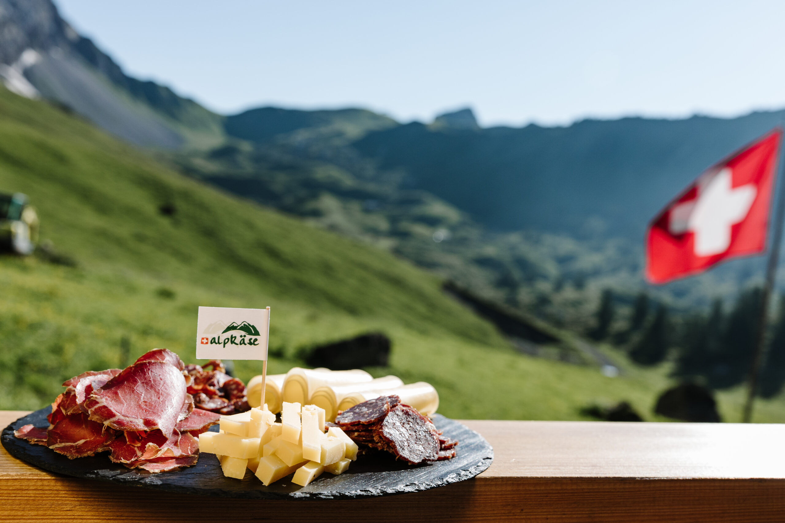 Wurst und Kaeseplatte Bütschi Alprestaurant